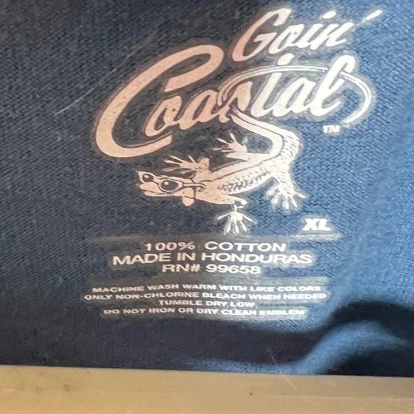 Goin Costal tee parrot on back with Santa Hat.  So cute.  Size L or XL. - Picture 4 of 5